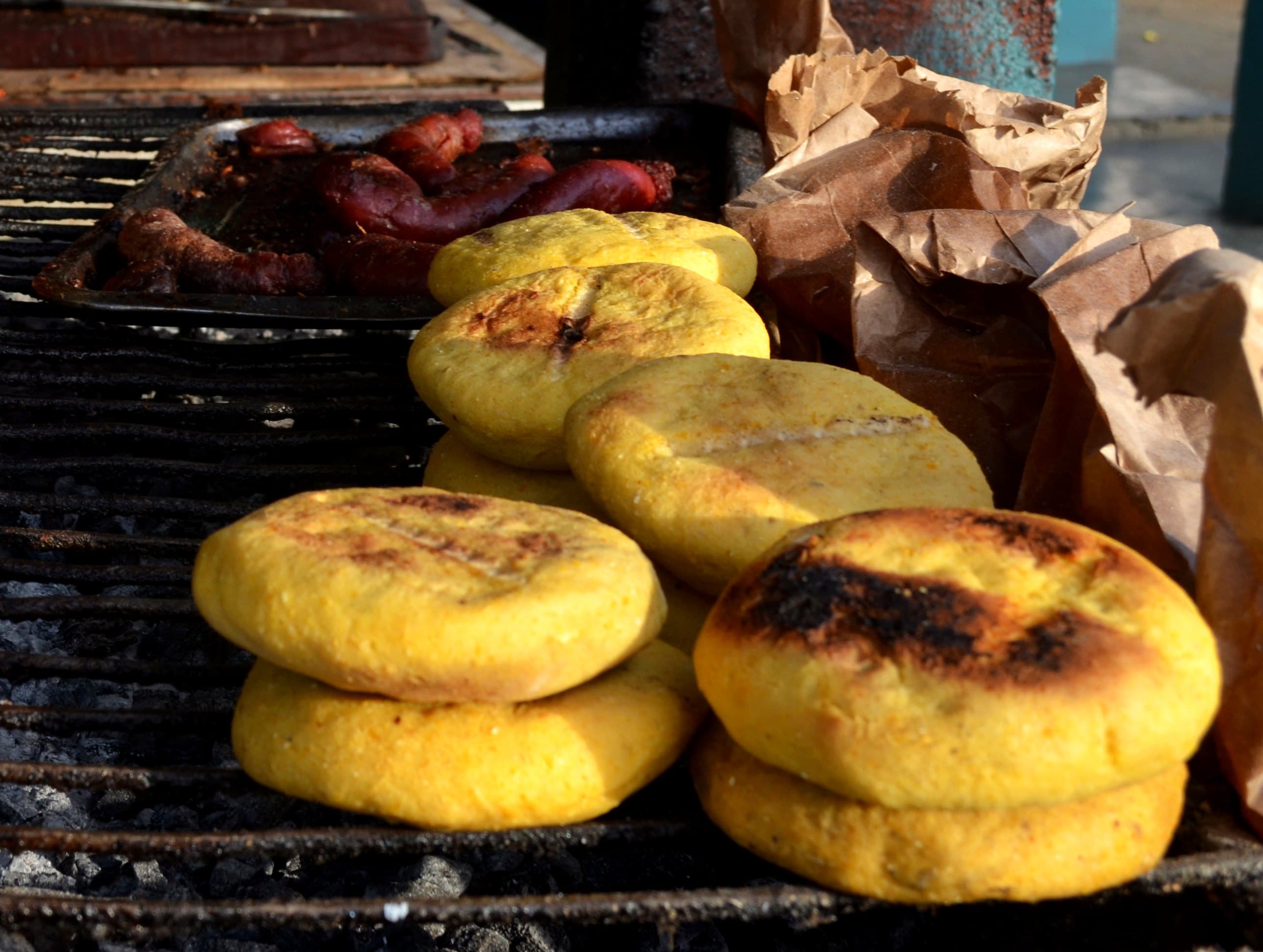 Arepas de maíz pilao' en la parrilla, con chorizo, en Caripe, Monagas